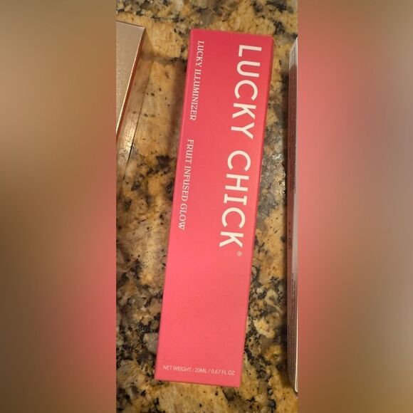 LUCKY CHICK Lucky Illuminizer Fruit Infused Glow- Radiant Glow (Bronze) 20.0 g - Picture 2 of 3